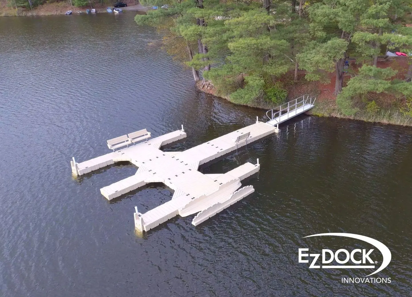 A boat dock in the middle of a lake.